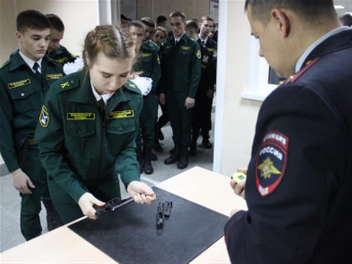 В Саратове кадеты специализированных классов Росгвардии приняли участие во втором областном слете «Честь и доблесть» 
