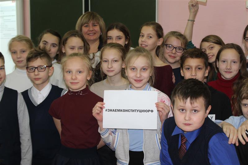 В День Конституции росгвардейцы провели для школьников патриотические занятия 