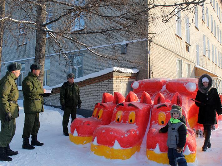 В северском соединении Росгвардии прошел смотр-конкурс снежных фигур