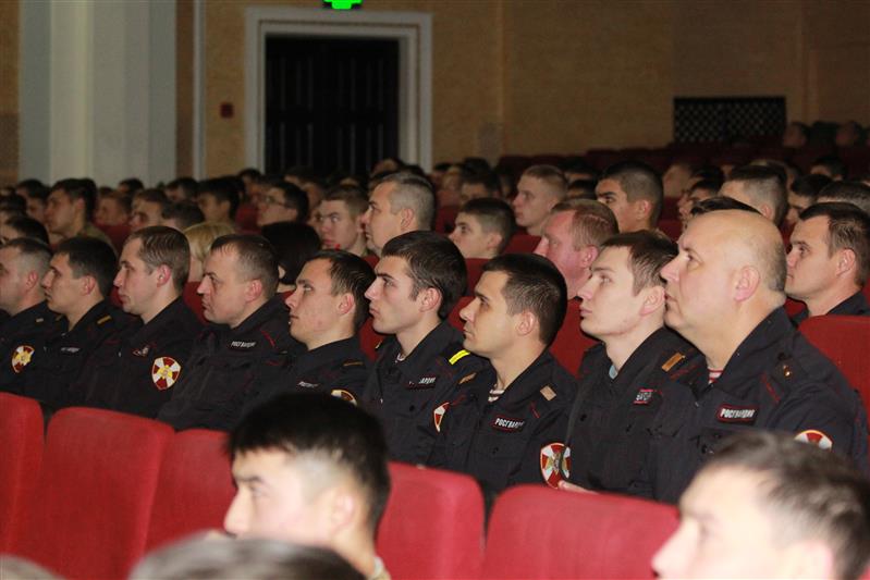 В преддверии Дня героев Отечества в Саратовском военном институте Росгвардии состоялся тематический вечер