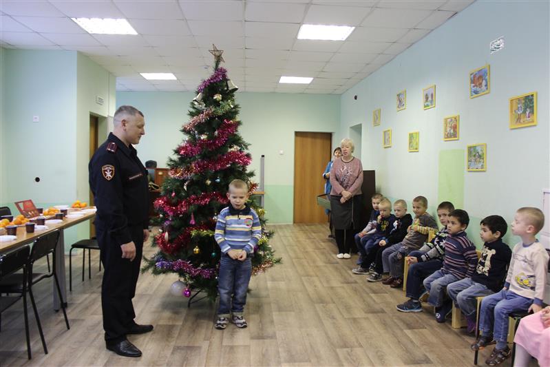 Псковские росгвардейцы провели праздничное мероприятие для детей из Областного центра семьи 