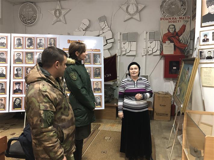 В Назрани росгвардейцы и кадеты посетили выставку ко Дню Героев Отечества