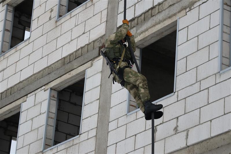 Росгвардейцы развернули десятиметровый флаг России в канун Дня конституции 