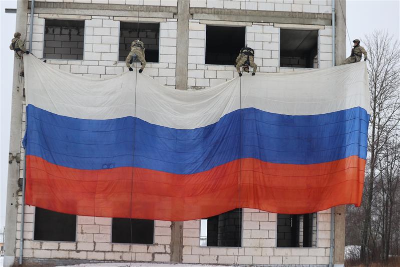 Росгвардейцы развернули десятиметровый флаг России в канун Дня конституции 