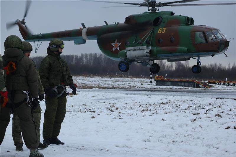 Росгвардейцы развернули десятиметровый флаг России в канун Дня конституции 