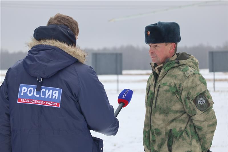 Росгвардейцы развернули десятиметровый флаг России в канун Дня конституции 
