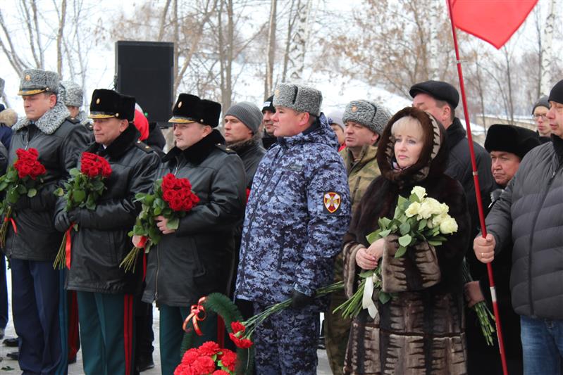 Кировские росгвардейцы приняли участие в открытии бюста погибшему в Сирии военнослужащему – Герою России генерал-лейтенанту Валерию Асапову