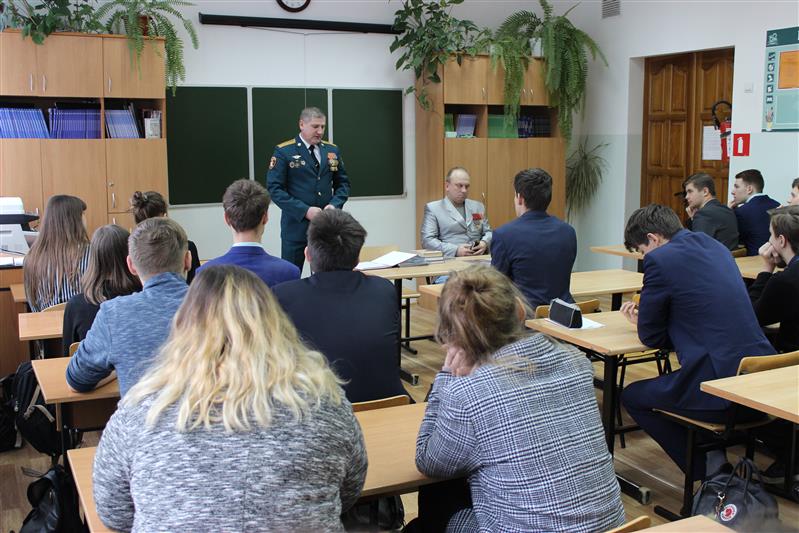 Росгвардейцы Центрального округа рассказали школьникам о павших героях