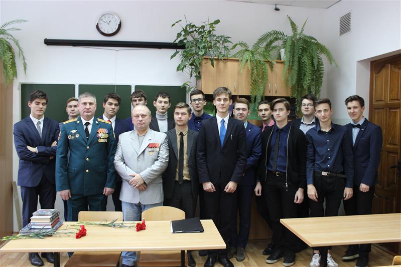Росгвардейцы Центрального округа рассказали школьникам о павших героях