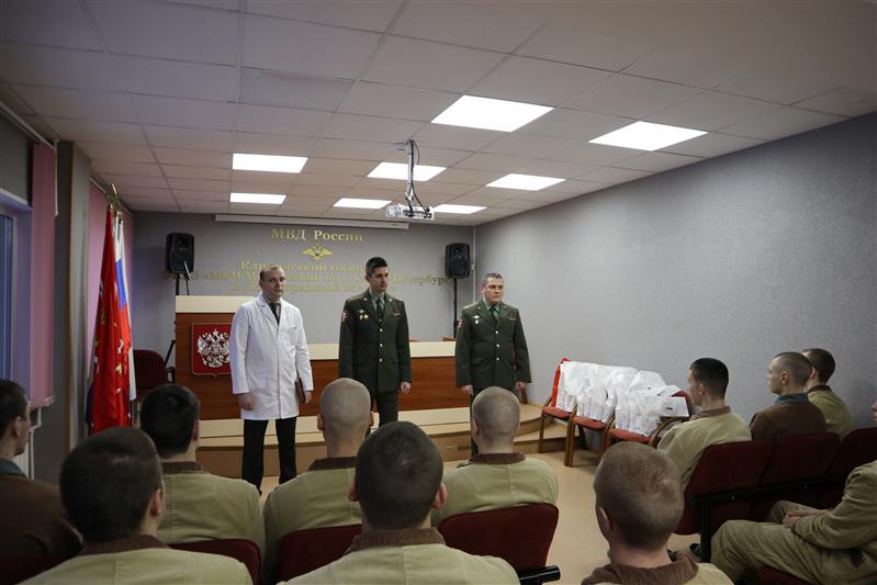 Военные медики  Северо-Западного округа войск национальной гвардии Российской Федерации поздравили с Новым годом и Рождеством, военнослужащих и сотрудников, проходящих лечение в госпитале