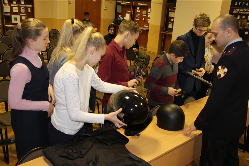 Росгвардейцы провели Урок мужества для тверских школьников