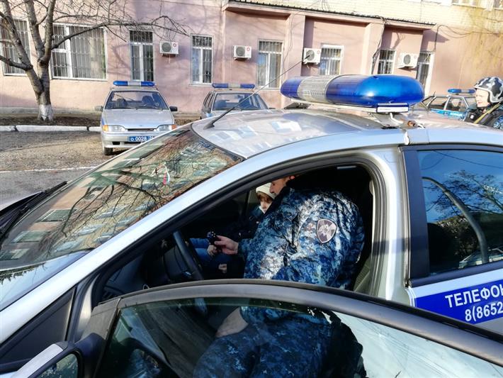 В рамках новогодней акции Росгвардии школьник из Ставрополя побывал в городском подразделении вневедомственной охраны (видео)
