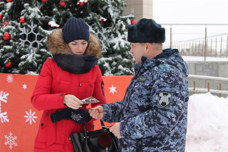 В канун новогодних праздников росгвардейцы проводят в городах Приволжья акцию «Безопасный Новый год»