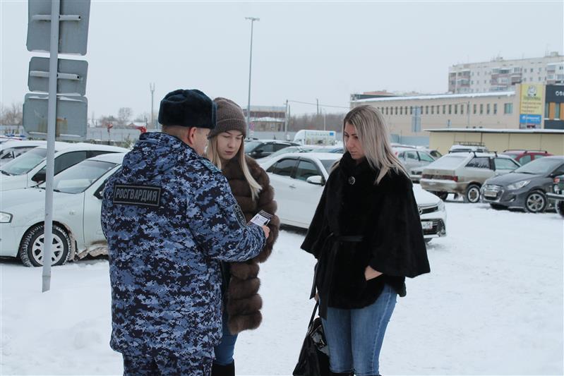 В канун новогодних праздников росгвардейцы проводят в городах Приволжья акцию «Безопасный Новый год»