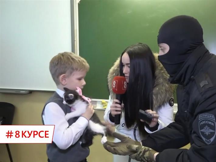 Сотрудники ОМОН исполнили мечту новосибирского первоклассника (видео)