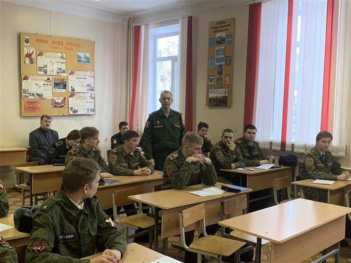 Сотрудник Росгвардии провёл встречу с калужскими кадетами в преддверии Дня Героев Отечества