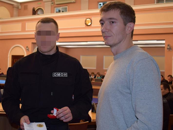 Сотрудников ОМОН Управления Росгвардии по Новосибирской области наградили золотыми знаками ГТО