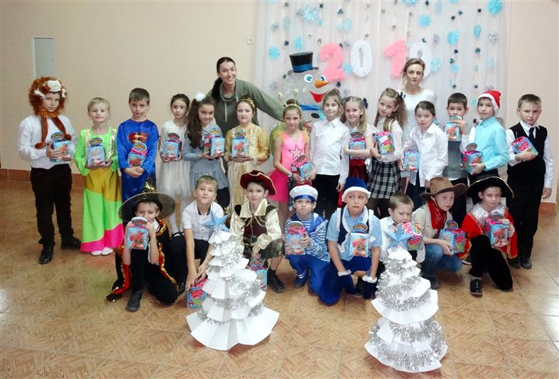 В Крыму сотрудники СОБР «Халзан» поздравили учащихся подшефного класса с наступающим Новым годом