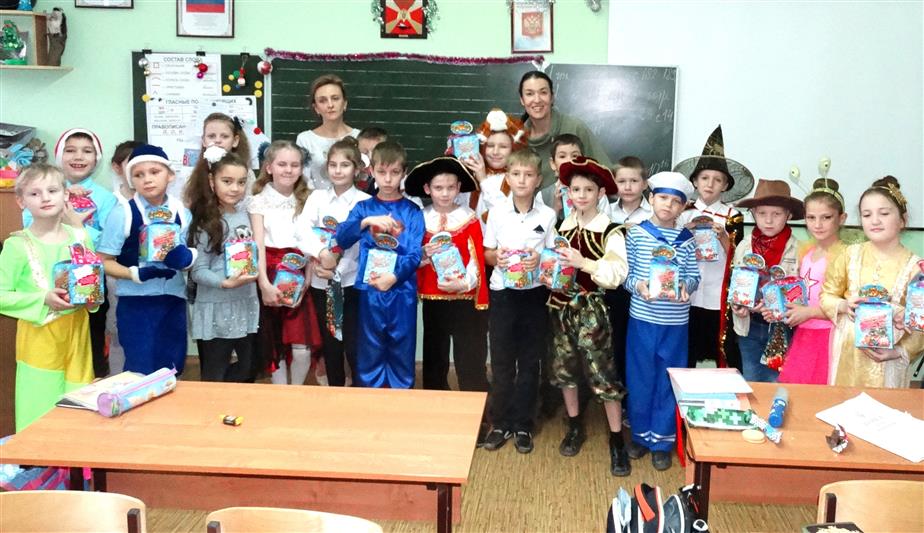 В Крыму сотрудники СОБР «Халзан» поздравили учащихся подшефного класса с наступающим Новым годом