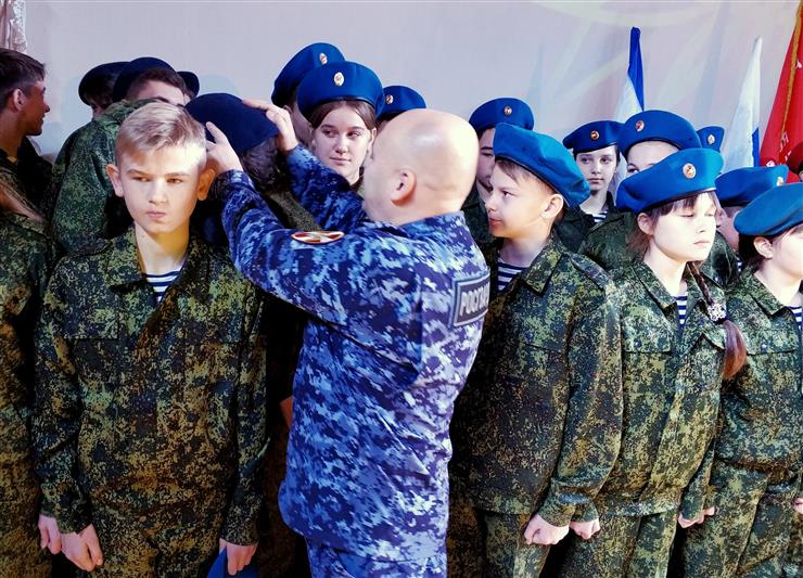 Крымские росгвардейцы приняли участие в церемонии вручения беретов юнармейцам
