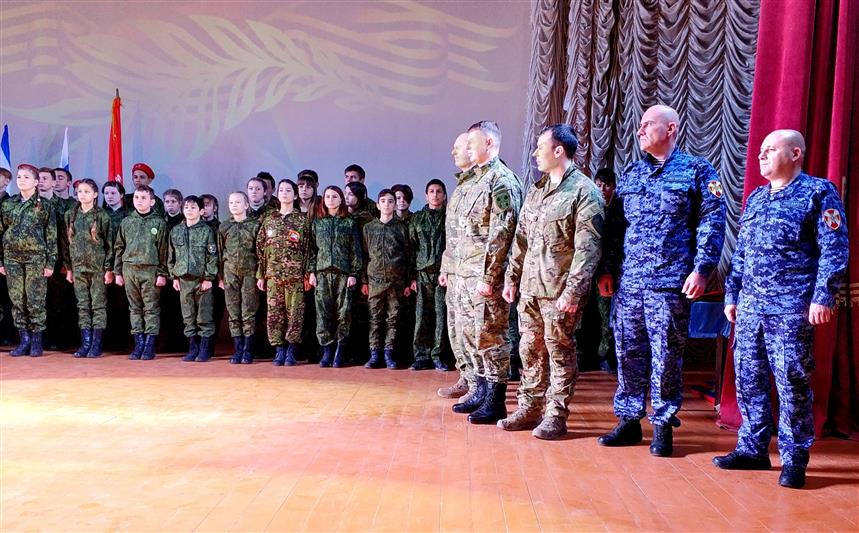 Крымские росгвардейцы приняли участие в церемонии вручения беретов юнармейцам