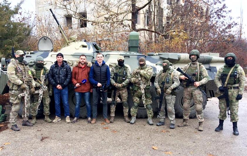 В Крыму и Севастополе военнослужащие разведывательного отряда «Русь» Южного округа Росгвардии познакомили журналистов с некоторыми аспектами боевой подготовки (видео)