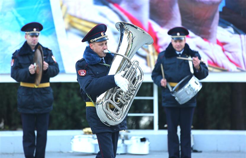 Военный оркестр севастопольского специального моторизированного полка Росгвардии выступил на торжественном закрытии смены в «Артеке»