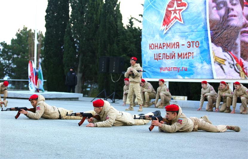 Военный оркестр севастопольского специального моторизированного полка Росгвардии выступил на торжественном закрытии смены в «Артеке»