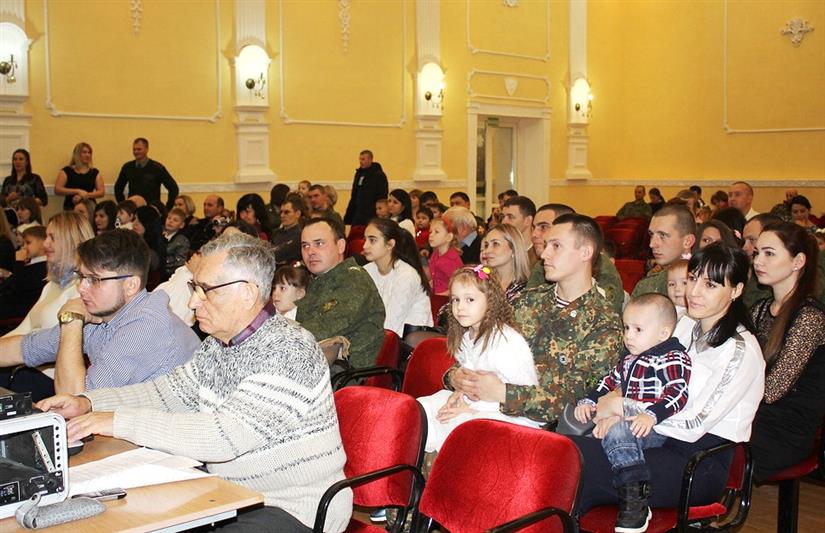 Астраханские росгвардейцы подарили детям погибших сослуживцев и школьникам с ограниченными возможностями новогоднюю сказку