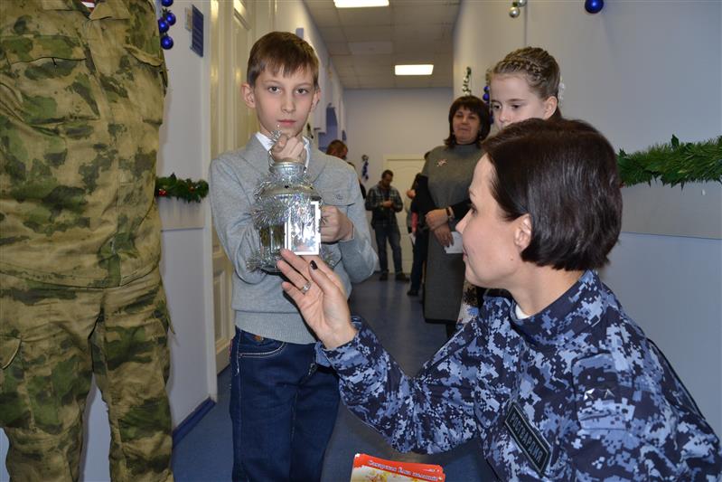 Сотрудники Росгвардии приняли участие в благотворительной акции «Ёлка желаний» в Самаре (видео)