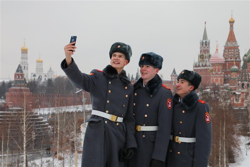 Росгвардия организовала увлекательную экскурсию по предновогодней столице для финалистов фестиваля детской патриотической песни