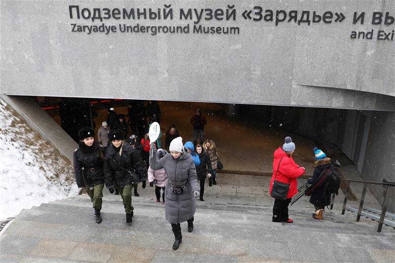 Росгвардия организовала увлекательную экскурсию по предновогодней столице для финалистов фестиваля детской патриотической песни
