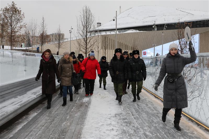 Росгвардия организовала увлекательную экскурсию по предновогодней столице для финалистов фестиваля детской патриотической песни