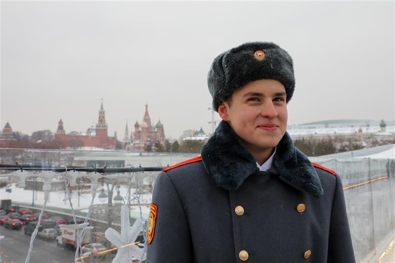 Росгвардия организовала увлекательную экскурсию по предновогодней столице для финалистов фестиваля детской патриотической песни
