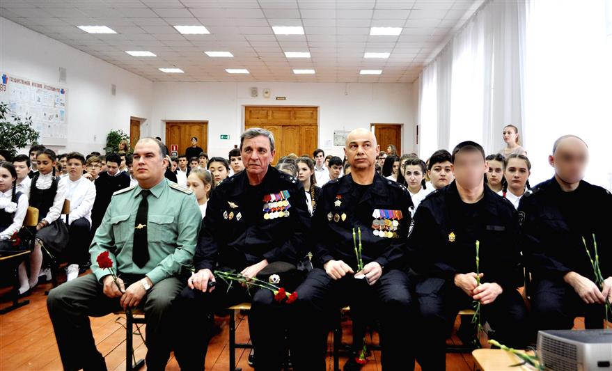 Бойцы ОМОН рассказали майкопским школьникам о своем сослуживце – Герое России