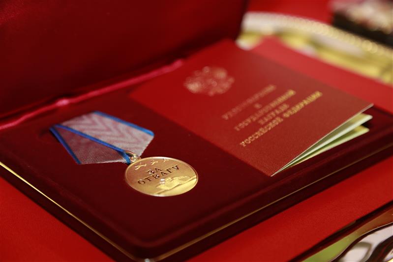 Командующий Северо-Западным округом Росгвардии вручил медаль «За отвагу» вдове старшего прапорщика Евгения Когута, погибшего при выполнении служебных обязанностей