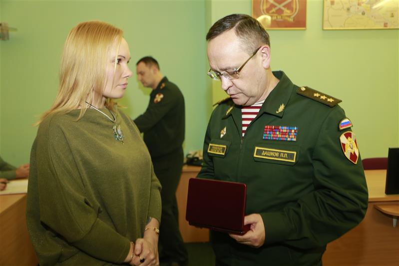 Командующий Северо-Западным округом Росгвардии вручил медаль «За отвагу» вдове старшего прапорщика Евгения Когута, погибшего при выполнении служебных обязанностей