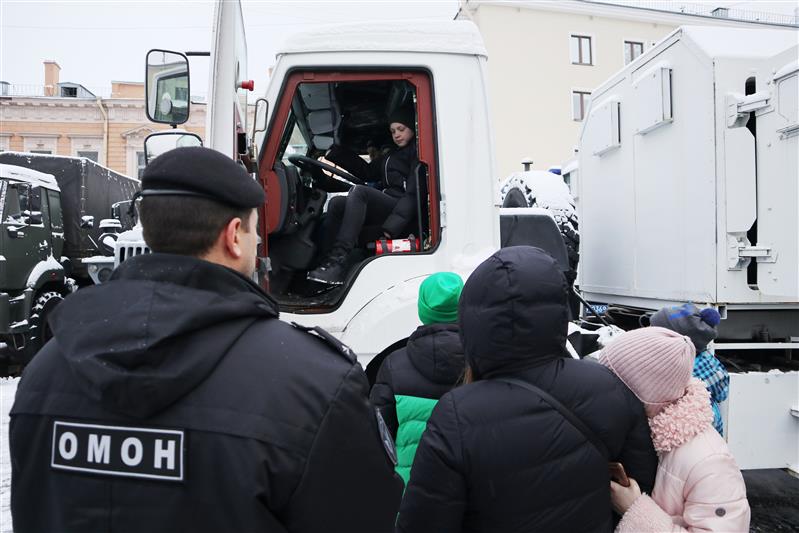 Сотрудники петербургского транспортного ОМОН провели Урок мужества для школьников