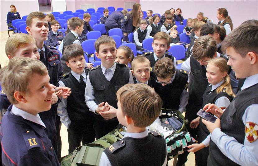 Мастер-классы по основам безопасности провели в Саранске сотрудники Росгвардии для кадетов и студентов (фото)