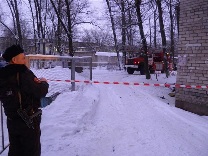 Росгвардейцы эвакуировали более 20 человек во время пожара в общежитии в Великом Новгороде 