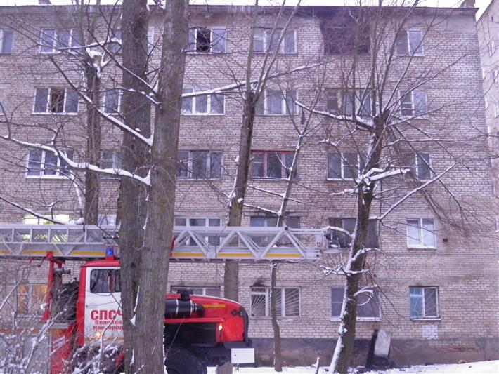 Росгвардейцы эвакуировали более 20 человек во время пожара в общежитии в Великом Новгороде 