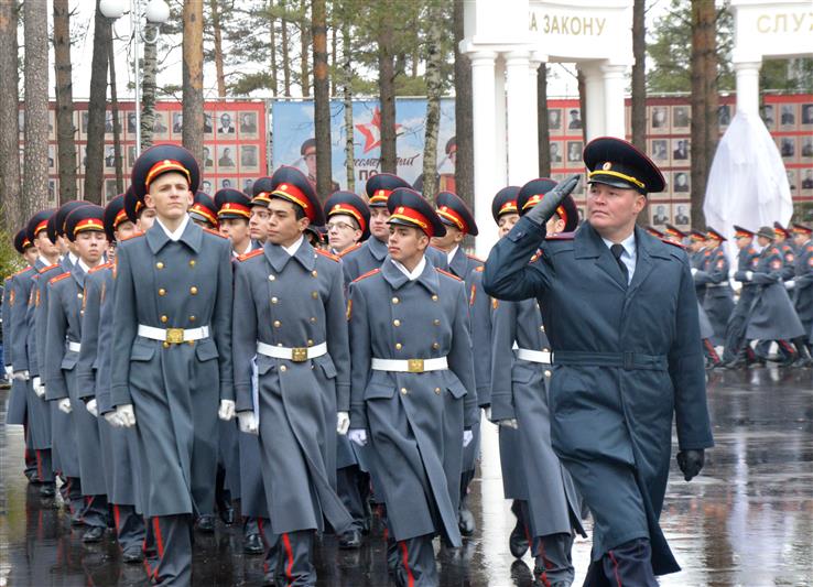 В Перми росгвардейцы вручили удостоверения кадет новобранцам 