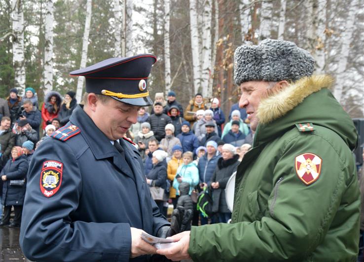 В Перми росгвардейцы вручили удостоверения кадет новобранцам 