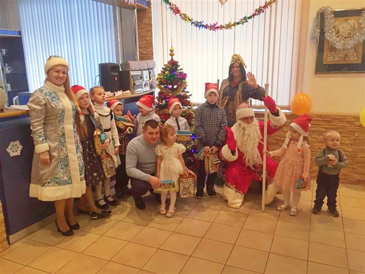 Детей сотрудников Главного управления Росгвардии по городу Москве поздравили Дед Мороз и Снегурочка с наступающим Новым годом 