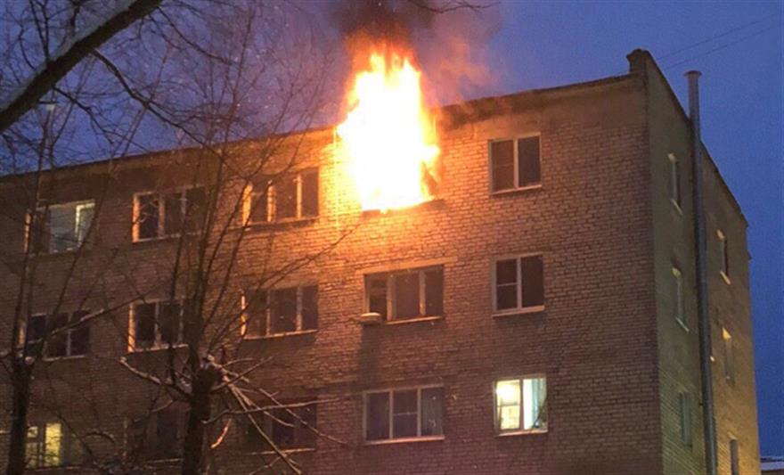 Росгвардейцы эвакуировали более 20 человек во время пожара в общежитии в Великом Новгороде 