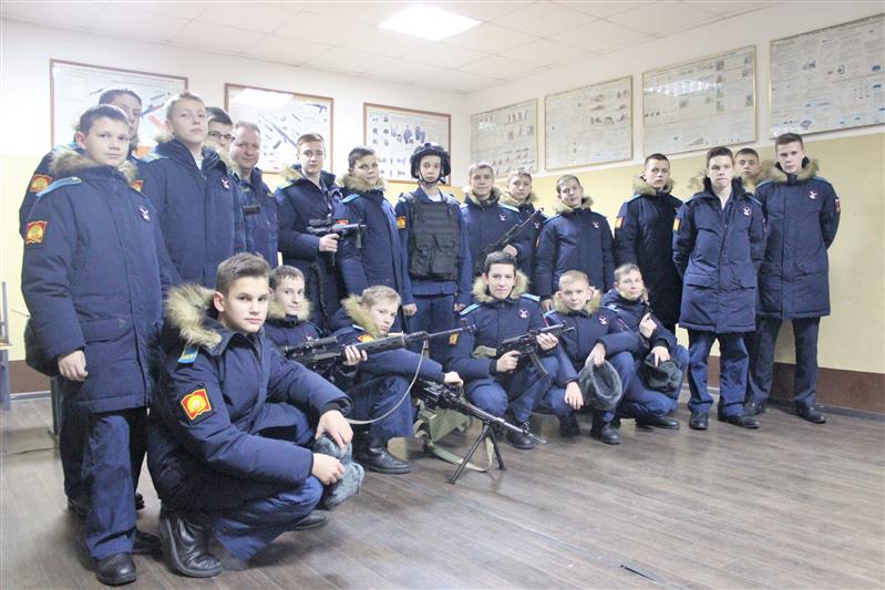 Сотрудники карельского ОМОН провели для воспитанников Петрозаводского президентского кадетского училища Урок мужества 