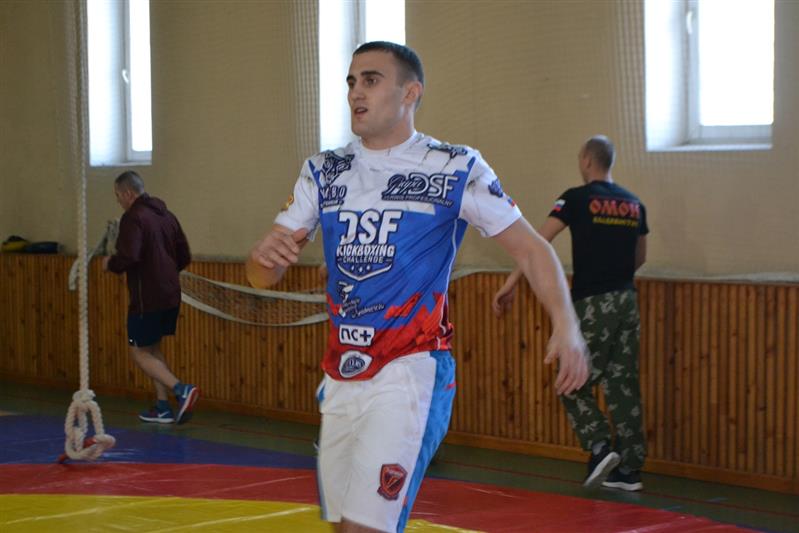 Двукратный чемпион мира по кикбоксингу провел мастер-класс для бойцов  приморского ОМОН