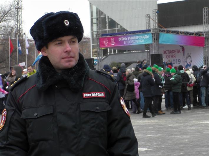Офицер СОБР Управления Росгвардии по Иркутской области майор полиции Андрей Главацкий пронес огонь Универсиады-2019 (фото, видео)