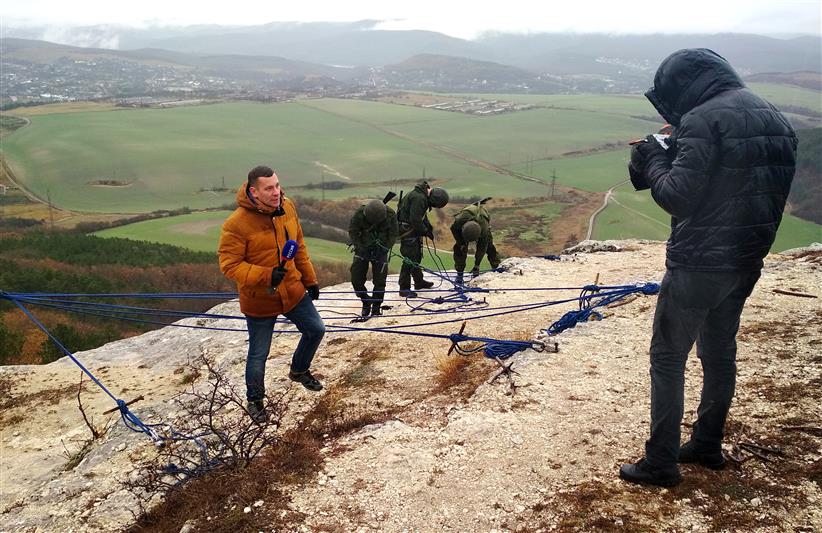 В Крыму и Севастополе военнослужащие разведывательного отряда «Русь» Южного округа Росгвардии познакомили журналистов с некоторыми аспектами боевой подготовки (видео)