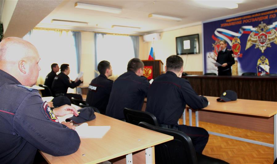 В преддверии Дня Конституции в севастопольском управлении вневедомственной охраны прошло занятие, посвященное основным положениям высшего государственного закона